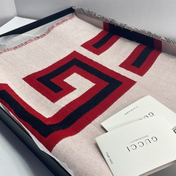Authentic GUCCI wool and silk scarf with box cards and COA - Picture 3 of 12